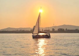 La barca a vela di Sailing Experience Barcelona durante il Giro in barca a vela a Barcellona al tramonto con aperitivo.
