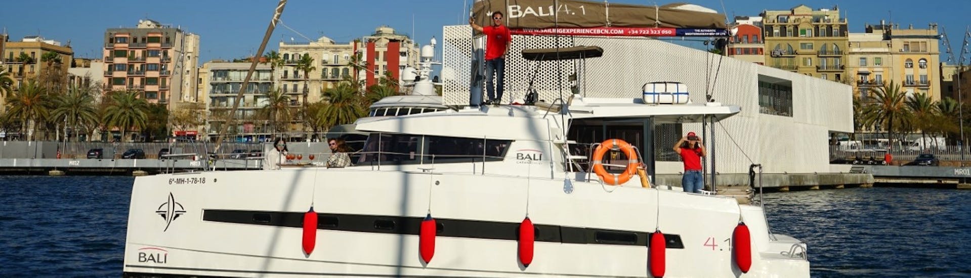 Il catamarano di Sailing Experience Barcelona durante la partenza per il Giro in catamarano privato a Barcellona con opzione al tramonto.