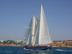 Le bateau navigue lors de la Balade en bateau de Vilamoura à Praia de Galé avec Baignade avec Condor de Vilamoura.