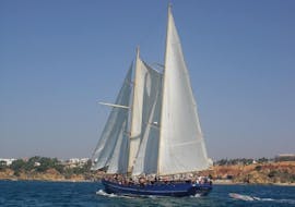 Le bateau navigue lors de la Balade en bateau de Vilamoura à Praia de Galé avec Baignade avec Condor de Vilamoura.
