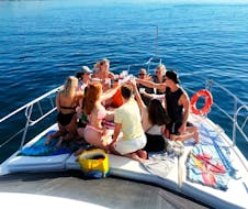 Un gruppo di persone si diverte durante il Giro in yacht lungo la Costa del Sol con avvistamento delfini, drink e snack con Chamuel Luxury Cruises Fuengirola.