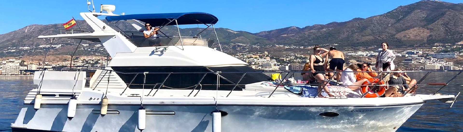 La barca usata per il Giro in yacht lungo la Costa del Sol con avvistamento delfini, drink e snack.