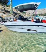 Blick auf das Boot während des privaten Bootsausflugs zu Anthony Quinns Bucht und den Traganou-Höhlen mit Schnorcheln von Lindos Rental Boats.