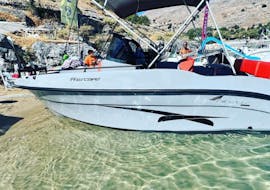 Blick auf das Boot während des privaten Bootsausflugs zu Anthony Quinns Bucht und den Traganou-Höhlen mit Schnorcheln von Lindos Rental Boats.