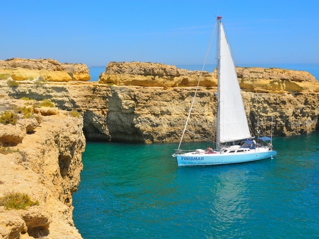 Segeltour ab Albufeira entlang der Küste & Benagil mit Algarve Charters.