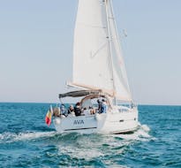 El velero durante la excursión en velero desde Barcelona con barra libre y baño con SeaBarcelona - Sailing Balearic.