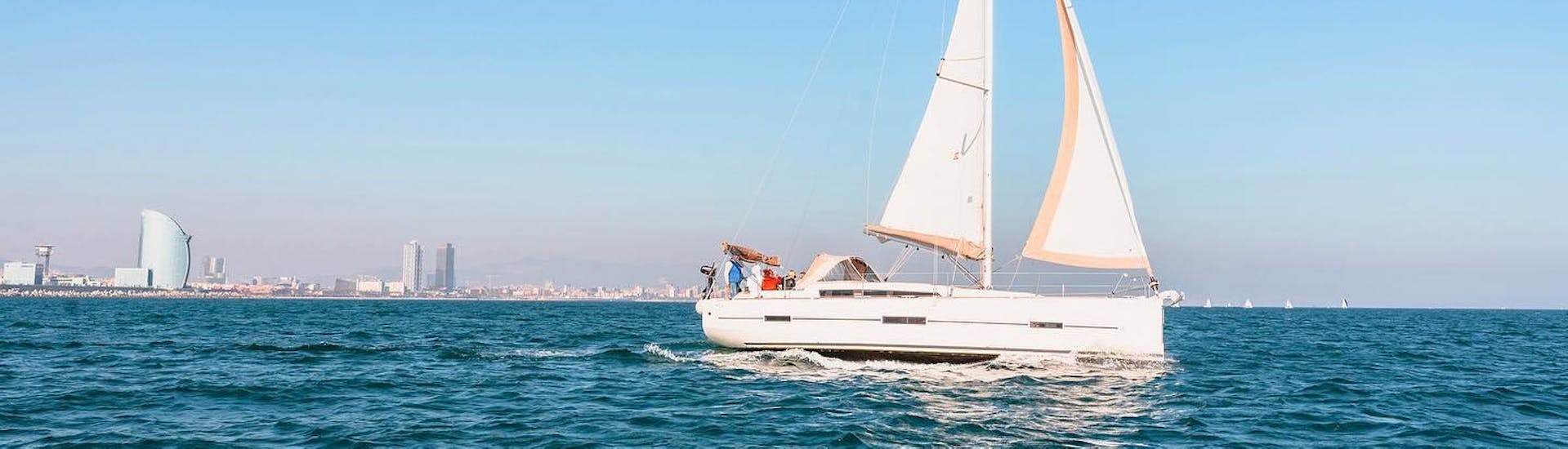 Le voilier navigue lors de la Balade en voilier depuis Barcelone avec Open Bar & Baignade avec SeaBarcelona - Sailing Balearic.