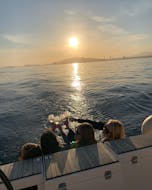 I partecipanti fanno un brindisi durante ilGiro in barca a vela al tramonto da Barcellona con sosta per nuotare con SeaBarcelona - Sailing Balearic.