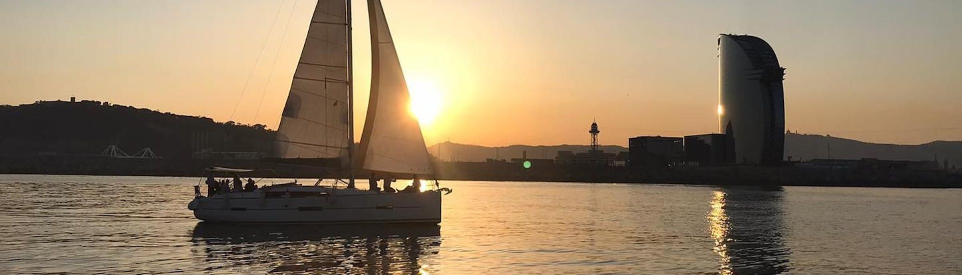 Vue du bateau sous le coucher du soleil lors de la Balade en voilier au coucher de soleil depuis Barcelone avec Open Bar & Baignade avec SeaBarcelona - Sailing Balearic.