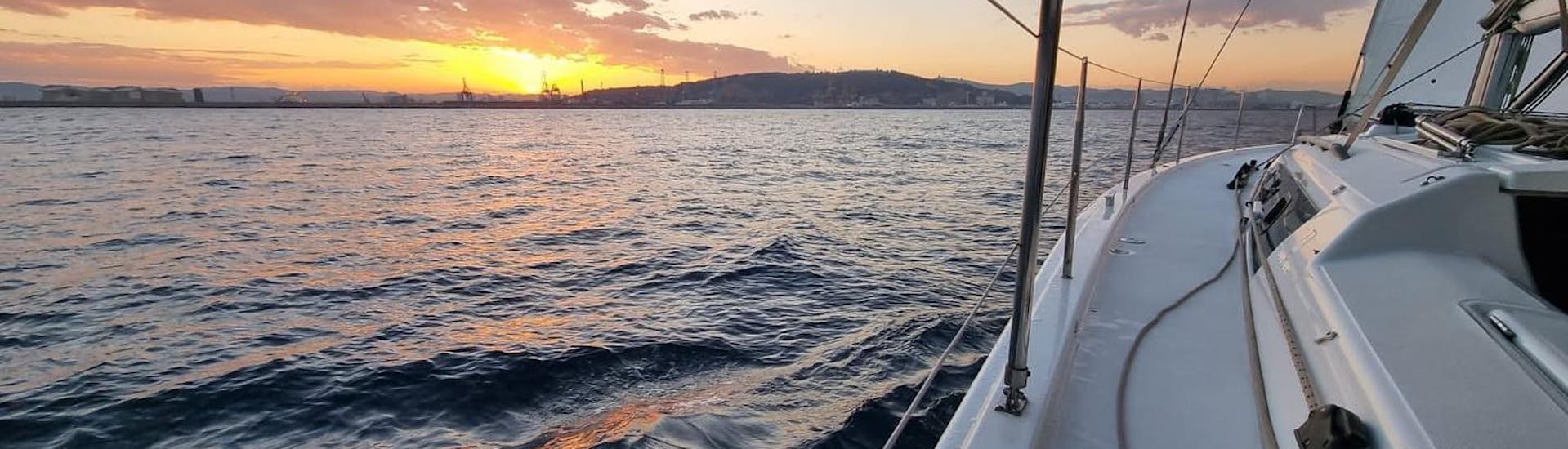 El velero navega bajo la puesta de sol durante el Sunset Yacht Trip desde Palma de Mallorca con Open Bar, SUP & Snorkeling con SeaBarcelona - Sailing Balearic.