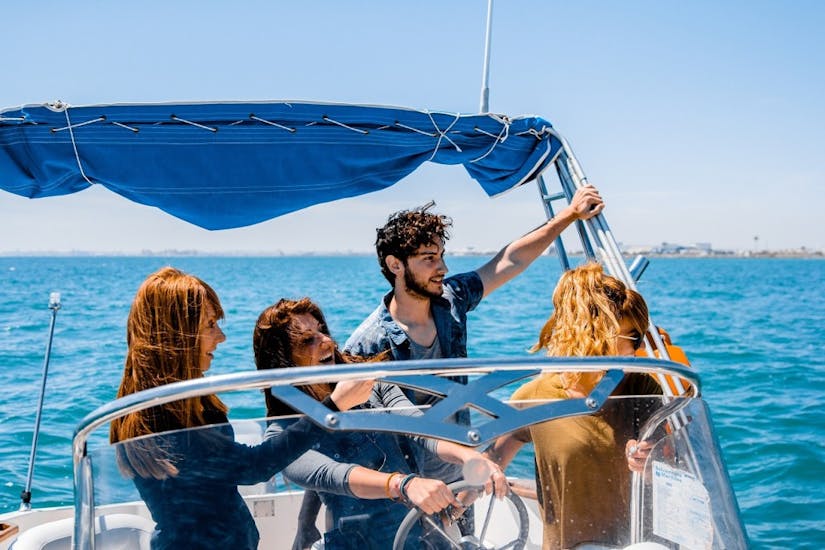 Alcune persone si divertono durante il Noleggio barche a La Pobla de Farnals, Valencia (fino a 6 persone) con patente con Low Cost Charter Pobla de Farnals.