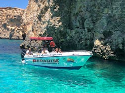 Des personnes font une Balade en bateau Mellieha - Comino avec Paradise Watersports Malte.