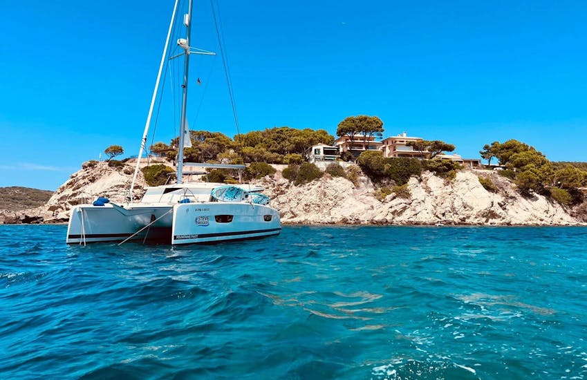 Paseo en catamarán de medio día por la costa de Mallorca con tapas, SUP y esnórquel.