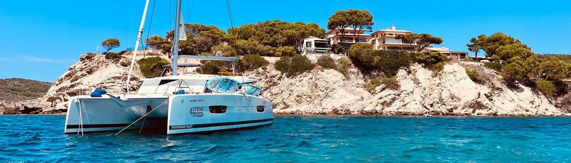 Paseo en catamarán de medio día por la costa de Mallorca con tapas, SUP y esnórquel.