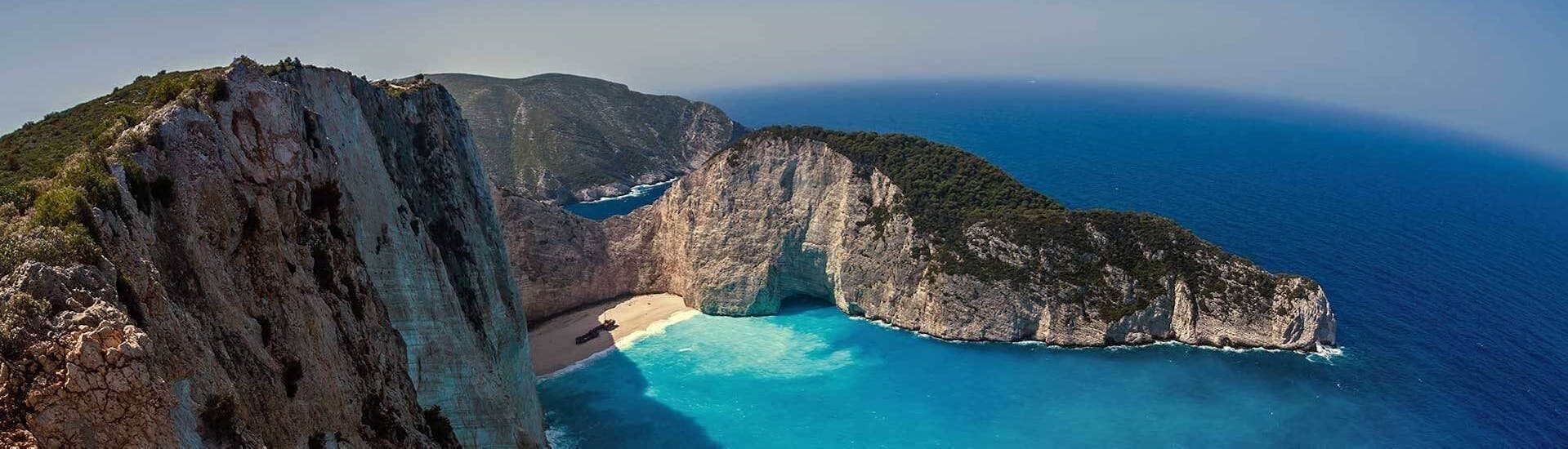 La baia di Zante durante la Gita in gommone alle Grotte Blu, al Navagio e a Xigia con soste per nuotare con Explore Zakynthos.