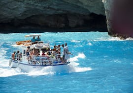 bateau à fond de verre utilisé durant la balade en van et en bateau autour de Zakynthos à Xigia, Navagio et Kiliomeno avec Explore Zakynthos.
