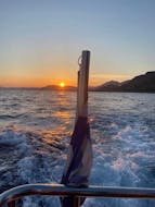 Les vagues derrière le bateau lors de la Balade en bateau à fond de verre au coucher du soleil à Pefkos avec Lindos Glas Bottom Cruise Melani.