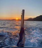 Les vagues derrière le bateau lors de la Balade en bateau à fond de verre au coucher du soleil à Pefkos avec Lindos Glas Bottom Cruise Melani.