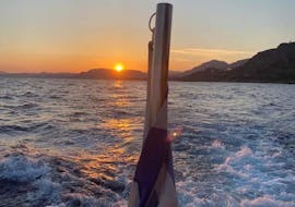 Le onde dietro la barca durante il giro in barca con fondo di vetro al tramonto nella baia di Navarone e a Pefkos con Lindos Glas Bottom Cruise Melani.