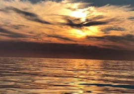 Lo splendido tramonto durante il giro al tramonto in barca privata con fondo di vetro a Pefkos con sosta per nuotare nella baia di Navarone con Lindos Glas Bottom Cruise Melani.