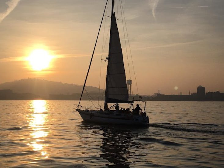 Giro in barca a vela lungo Barcellona con Open Bar di Cava al tramonto.