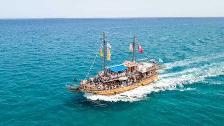 La nostra barca che naviga durante la Gita in barca a vela pirata da Kolymbia a Lindos con soste per nuotare con Magellanos Daily Sea Cruises Rhodes.