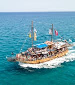 La nostra barca che naviga durante la Gita in barca a vela pirata da Kolymbia a Lindos con soste per nuotare con Magellanos Daily Sea Cruises Rhodes.