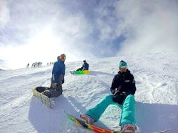 Snowboarders nemen een welverdiende pauze op de piste na snowboardlessen voor kinderen en volwassenen bij skischool Evolution 2 Avoriaz.