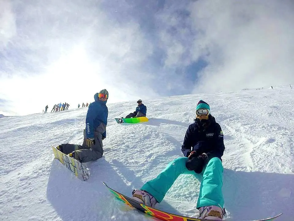 Snowboardkurs (ab 10 J.) für alle Levels mit École de ski Evolution 2 Avoriaz Nach dem Snowboardunterricht für Kinder und Erwachsene in der Skischule Evolution 2 Avoriaz gönnen sich die Snowboarder eine wohlverdiente Pause auf der Piste.