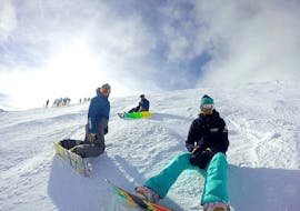 Snowboarders take a well-deserved break on the slopes after kids and adults snowboarding lessons with the ski school Evolution 2 Avoriaz.