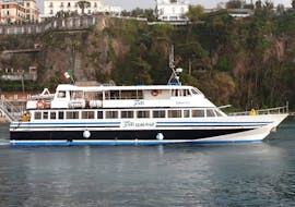 La nostra barca Benedetta II pronta a partire per la Gita in barca lungo la Costiera Amalfitana con soste a Positano e Amalfi con Seremar srl Sorrento.