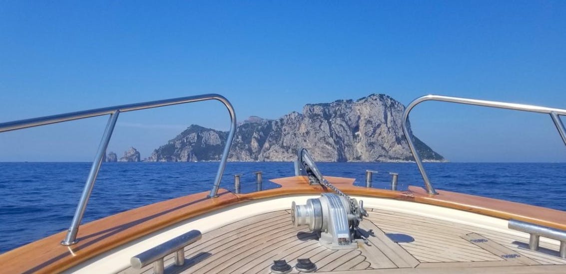 Gita in barca a Capri e alle sue grotte con sosta per nuotare e drink di benvenuto.