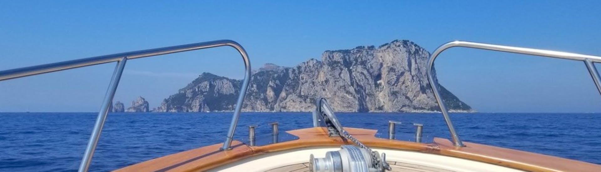 Gita in barca a Capri e alle sue grotte con sosta per nuotare e drink di benvenuto.
