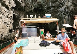 Alcune persone si divertono durante la Gita in barca privata con soste a Positano e Amalfi con Seremar srl Sorrento.