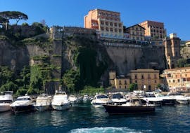 Vista desde el mar antes de salir para la Excursión Privada en Barco a Capri y sus Cuevas con Parada para Nadar desde Seremar srl Sorrento.