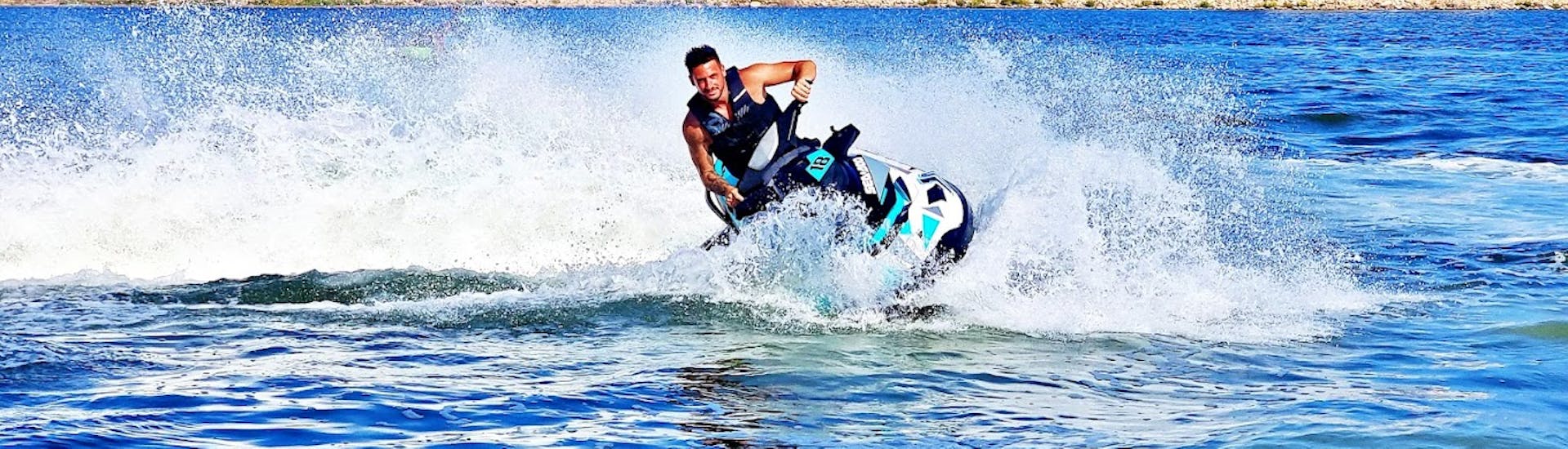 Hombre conduciendo una moto de agua desde San Pedro hasta Las Higuericas y La Manga del Mar Menor con Adventure Jet Ski San Pedro del Pinatar.
