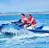 Una pareja en una moto de agua desde San Pedro a Campoamor, Cabo Roig o La Manga con Adventure Jet Ski San Pedro del Pinatar.