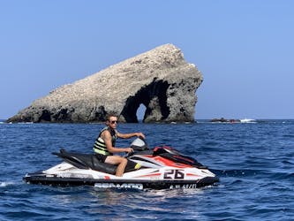 Un uomo durante l'Escursione in moto d'acqua da San Pedro all'isola Grosa e La Manga del Mar Menor con Adventure Jet Ski San Pedro del Pinatar.