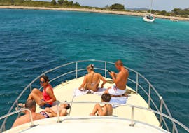 Persone che si divertono durante la Gita in barca da Murter intorno alle 3 isole con snorkeling con Dolphin Watching Murter.
