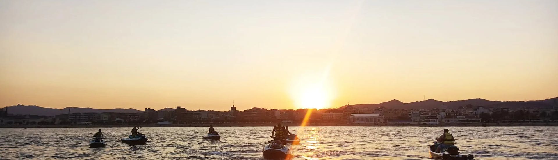 Il tramonto durante il Escursione in moto d'acqua da Barcellona lungo La Barceloneta con Brutal Watersports Barcelona.