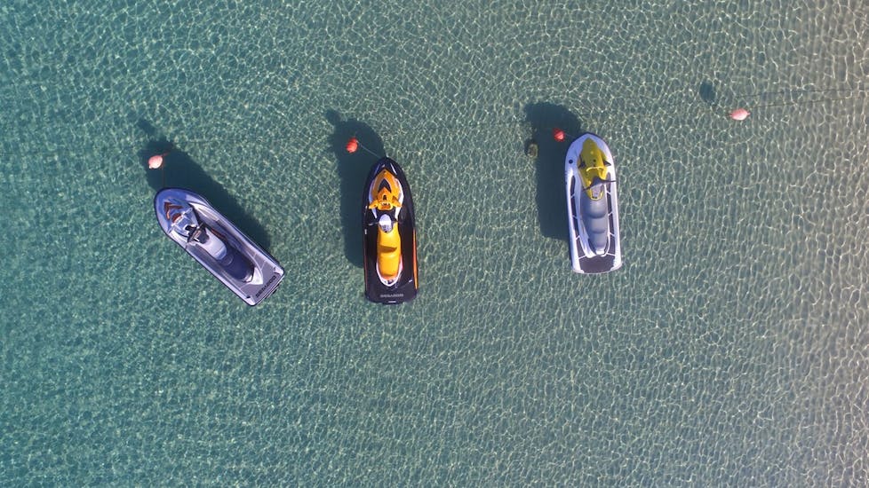 3 Jet skis in het water tijdens de Jetski's huren vanaf Makris Gialos Beach in Kefalonia.