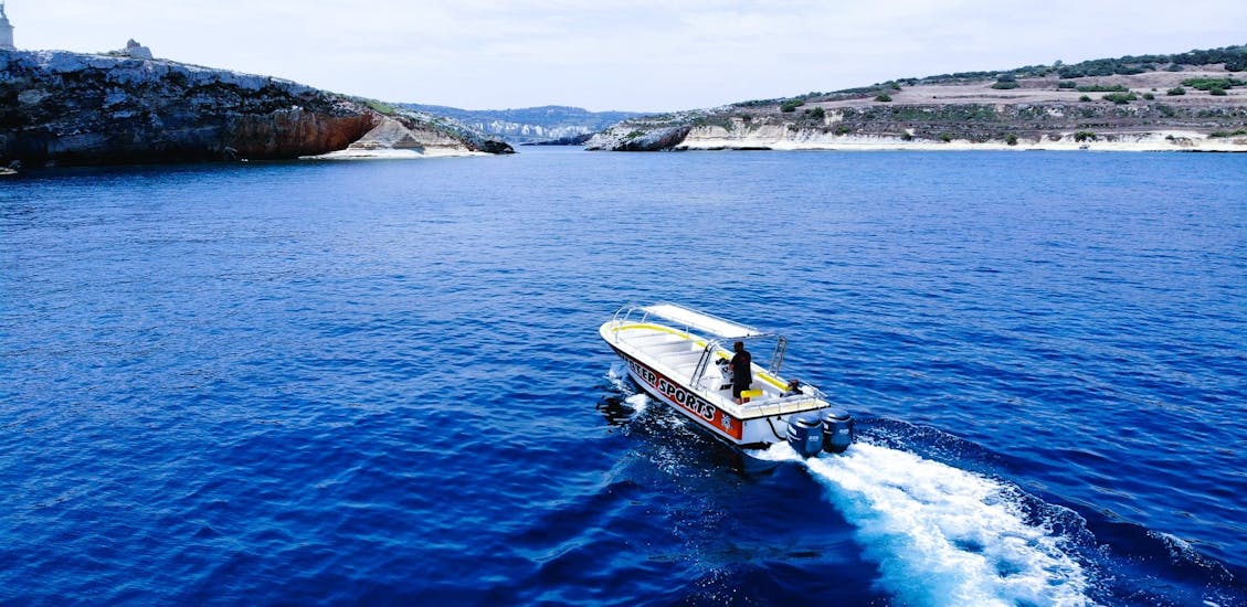 La nostra barca pronta per la Gita in barca da Qawra nel sud di Malta con sosta per nuotare con Whyknot Cruises Malta.
