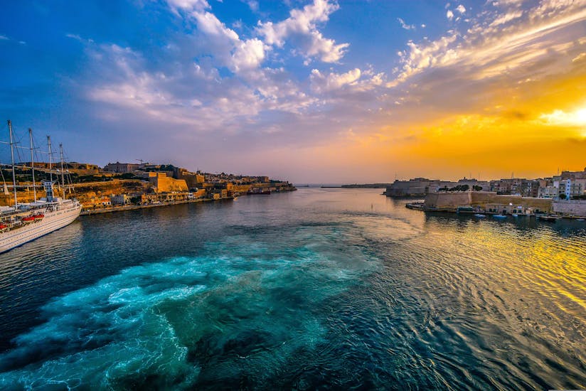 Il tramonto che potrete ammirare durante la Gita in barca da Qawra a Comino e la Laguna Blu al tramonto con Whyknot Cruises Malta.