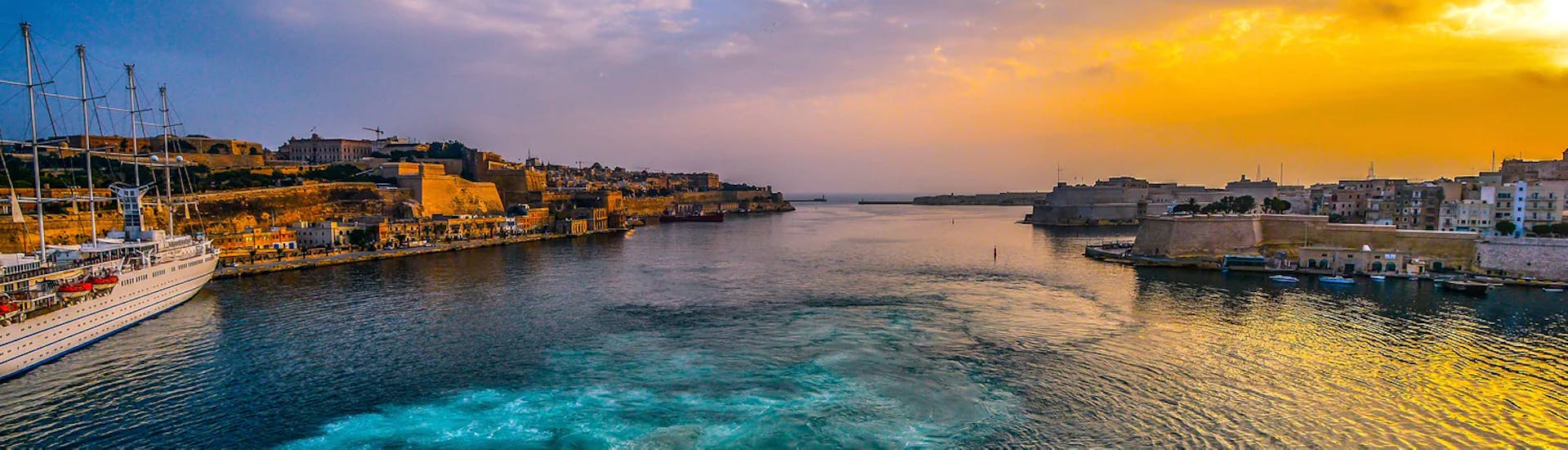 Il tramonto che potrete ammirare durante la Gita in barca da Qawra a Comino e la Laguna Blu al tramonto con Whyknot Cruises Malta.