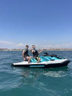 Dos amigos durante un alquiler de moto de agua en Valencia por la Playa de Malvarrosa y Port Saplaya con Alfa Nautica Valencia.
