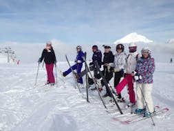 Skiërs ontspannen op de piste na een geweldige sessie tijdens skilessen voor volwassenen van alle niveaus met de skischool Evolution 2 Avoriaz.