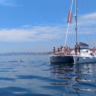 Catamaran durant l'excursion en catamaran privé au coucher du soleil autour de Barcelone avec snorkeling avec Charters Bcn - Blue Magic Cat.