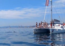 Il catamarano durante il Giro privato in catamarano al tramonto intorno a Barcellona con snorkeling con Charters Bcn - Blue Magic Cat.
