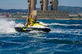 Gente disfrutando de un tour en moto de agua desde Badalona hasta el río Llobregat con Sea Riders Badalona.