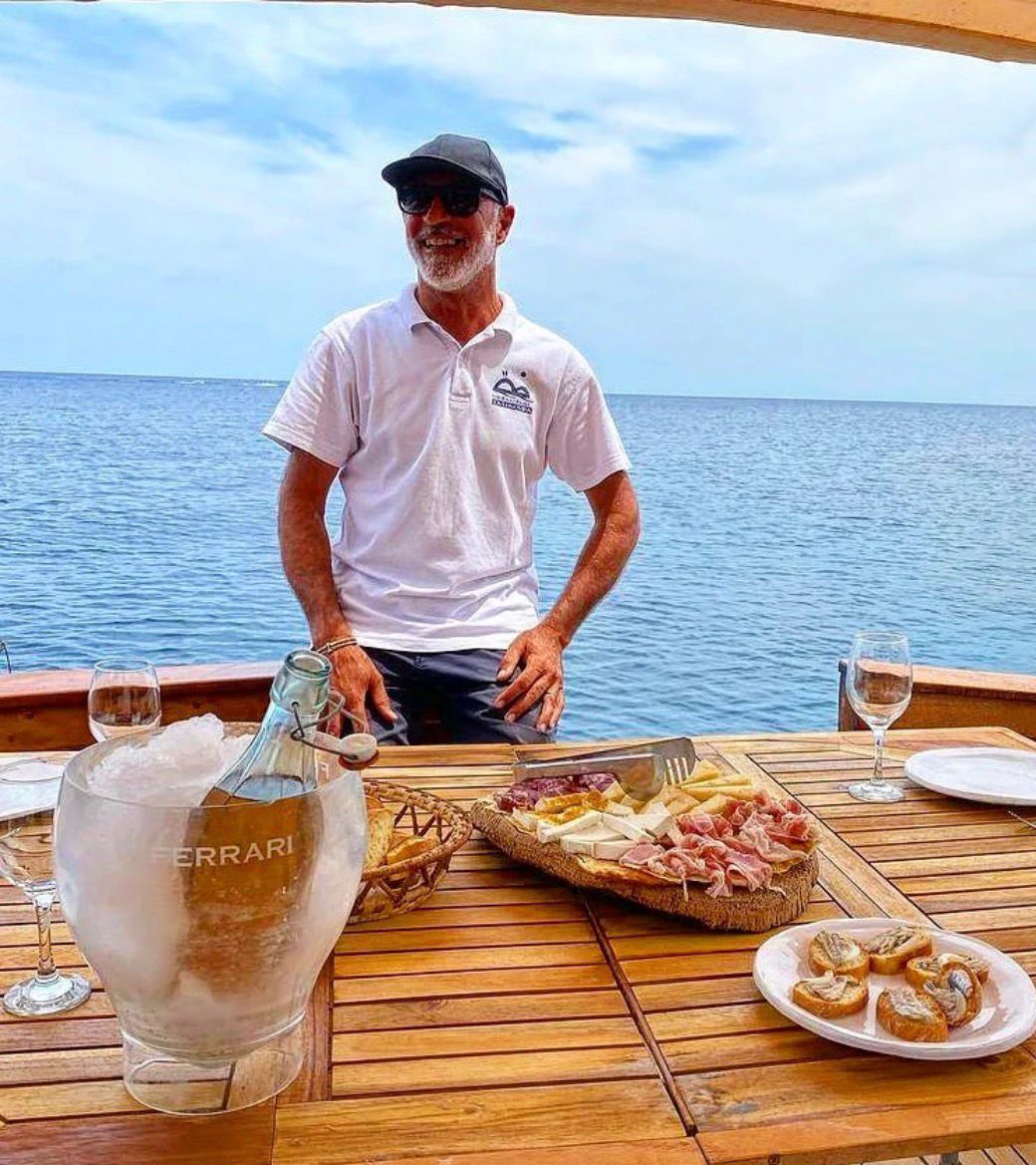 Foto des Bootes von Onda Blu Asinara, aufgenommen bei der privaten Bootstour von Stintino zum Asinara-Nationalpark mit Mittagessen.